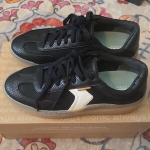 Dr. Scholl's Women Time Off Win Black and White Sneakers